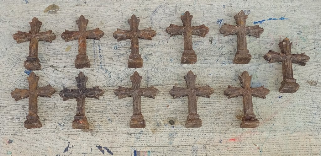 11 kleine gietijzeren kruisjes kruizen kruis, Antiek en Kunst, Ophalen