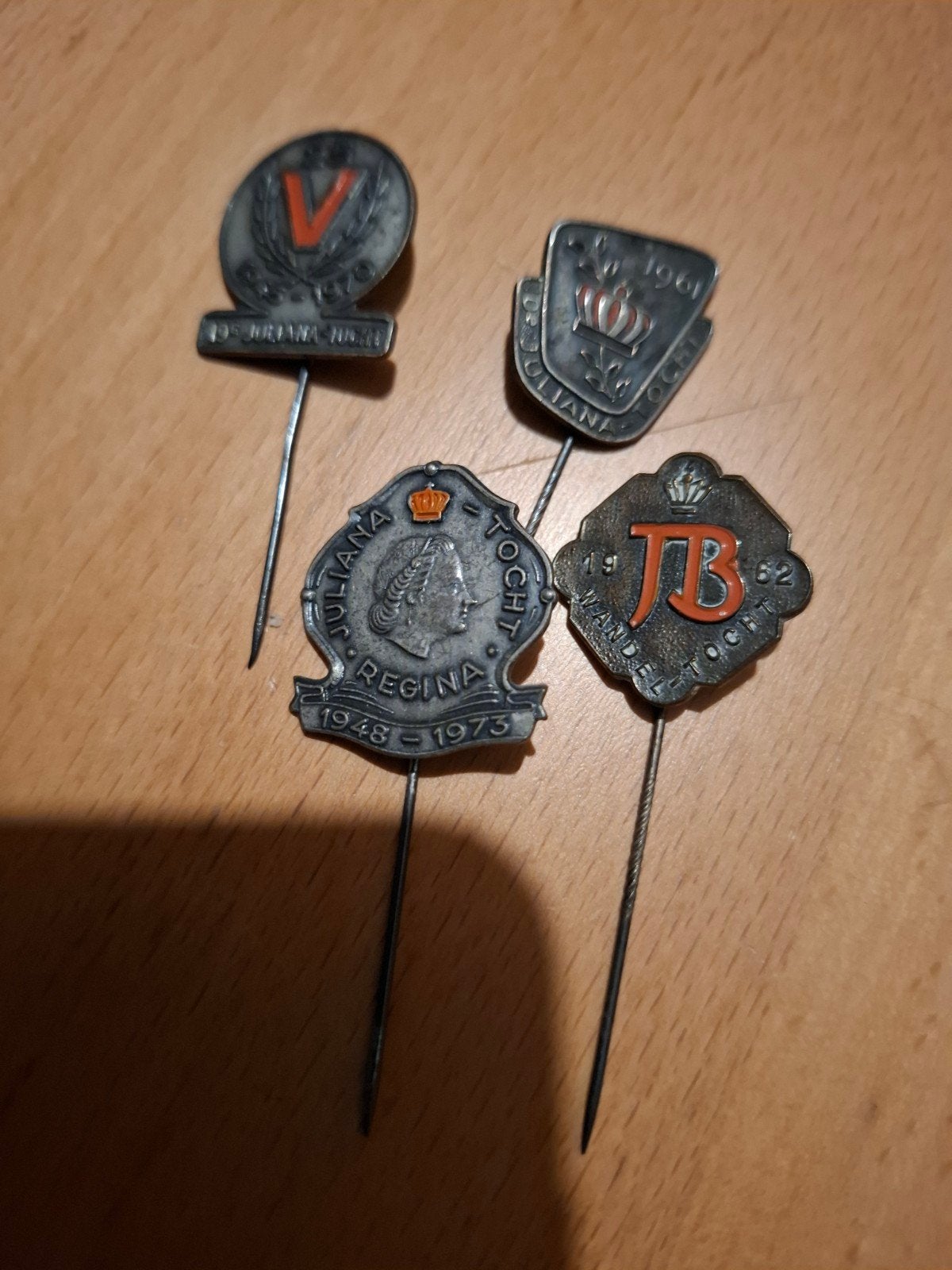 4x Juliana Tochten Spelden - Vintage Koningshuis Pins, Ophalen of Verzenden, Gebruikt, Overige onderwerpen, Speldje of Pin