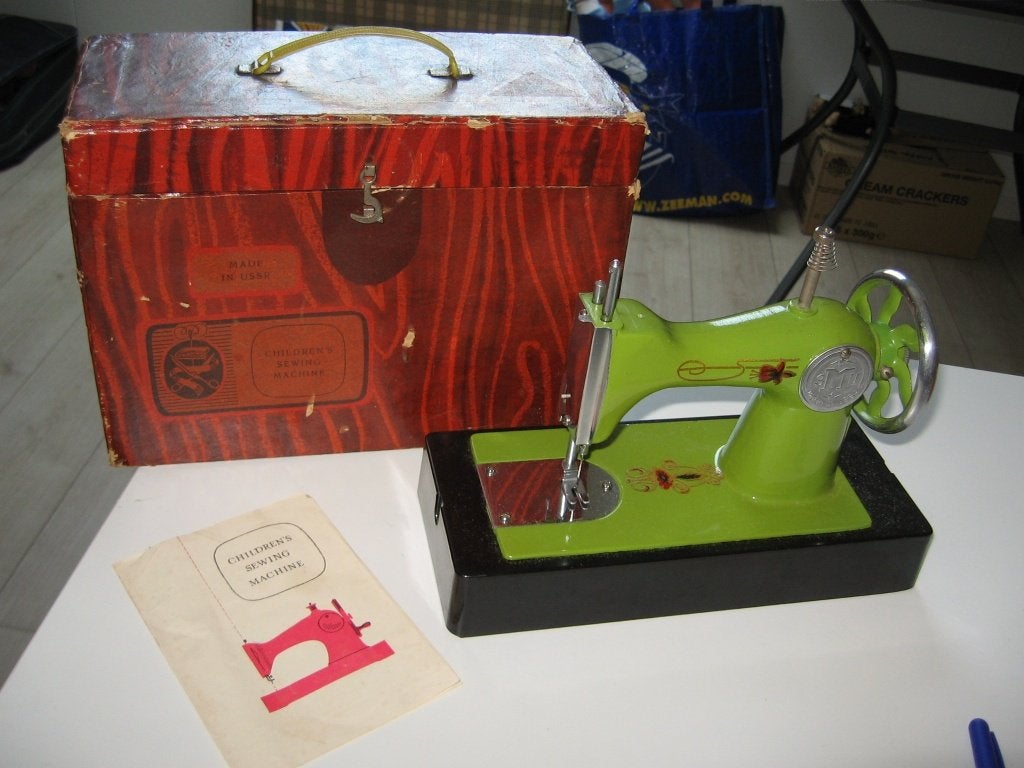 zgan Nostalgie kinder naaimachine in orig koffer groen €15,-, Ophalen of Verzenden