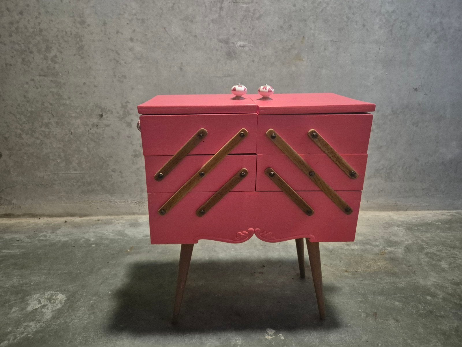 Vintage Roze Naaidoos op Poten - Jaren '50/'60, Ophalen