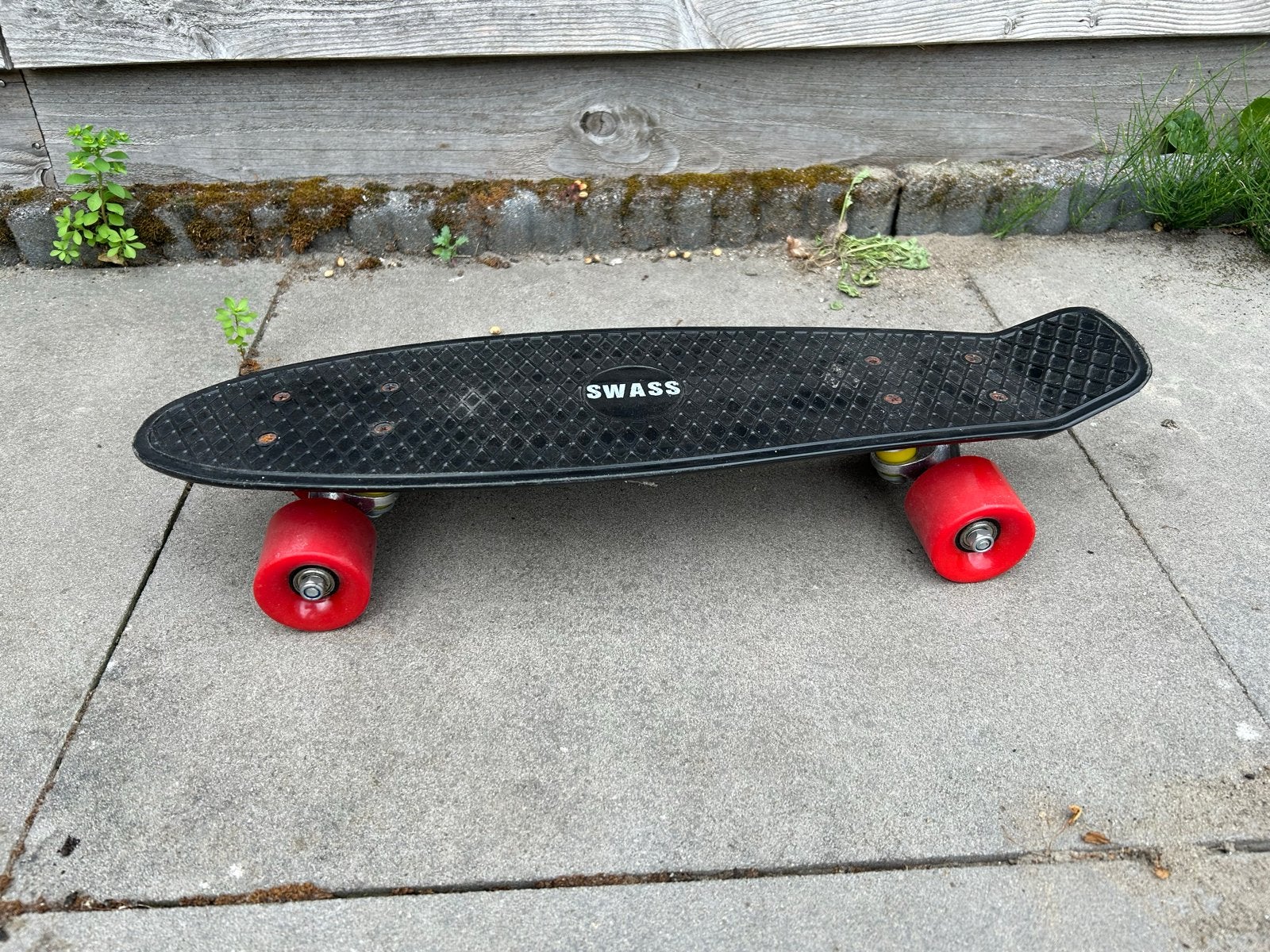Swass Vinyl Cruisers Skateboard - Zwart met Rode Wielen, Ophalen, Gebruikt, Skateboard