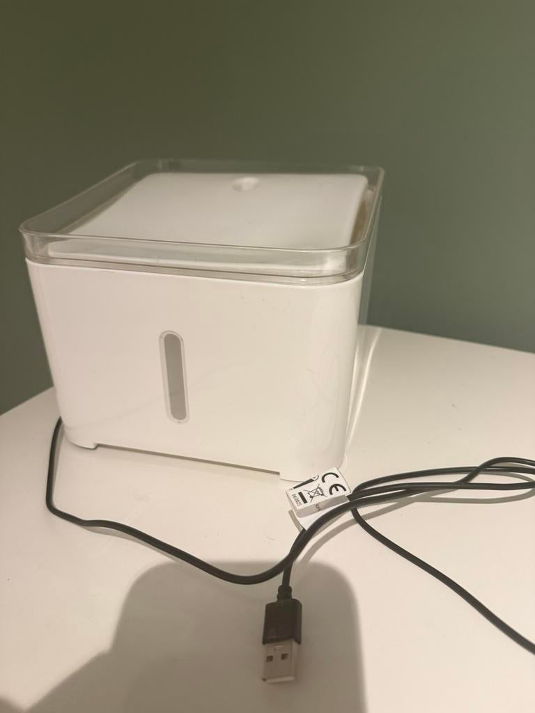 New water fountain for cats, Ophalen of Verzenden, Zo goed als nieuw