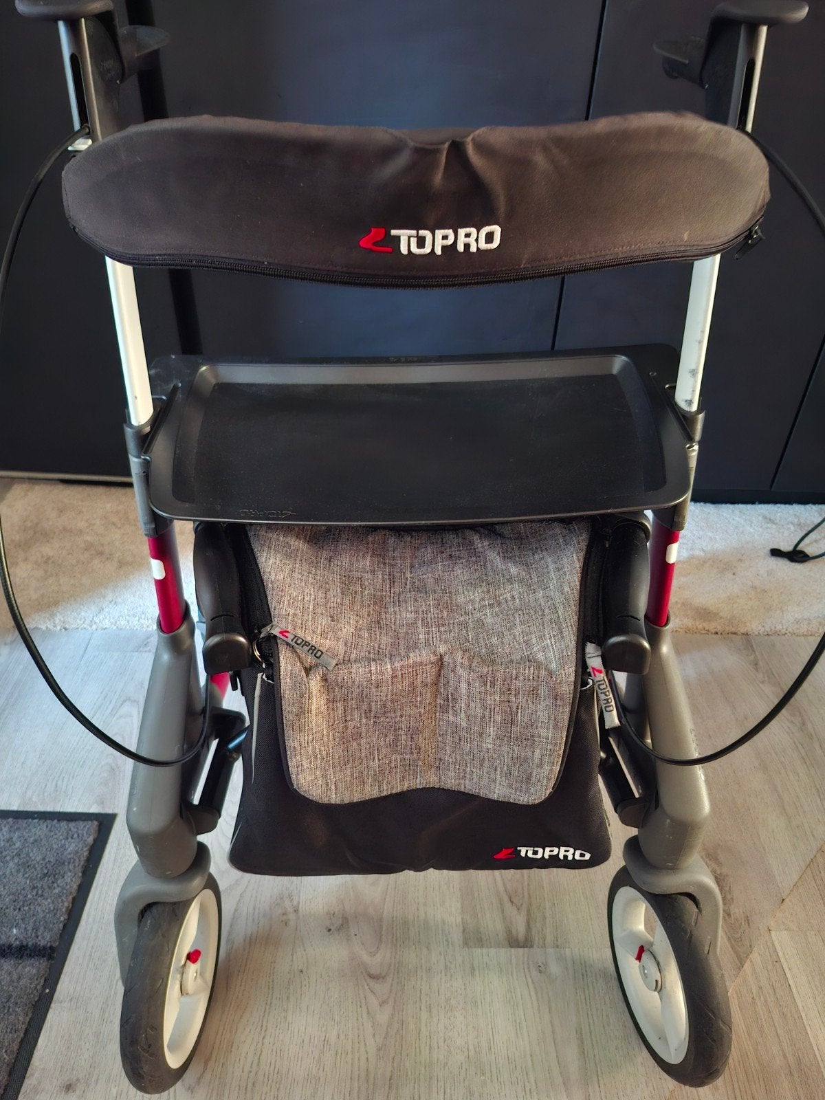 Rollator Toppro 5g rood incl.tas en dienblad, Diversen, Rollators, Ophalen, Opvouwbaar, Zo goed als nieuw