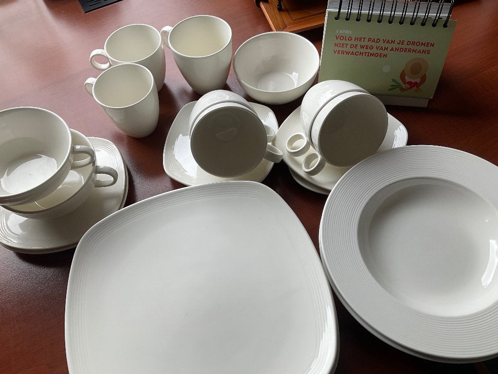 NEW LINNEN /compleet servies /27 delig, Huis en Inrichting, Keuken | Servies, Ophalen of Verzenden, Zo goed als nieuw, Bord(en)