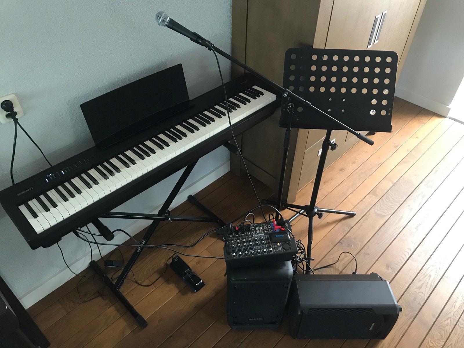 Muziekset: Roland Piano, Samson Mengpaneel, sure Microfoon, Ophalen, Zo goed als nieuw