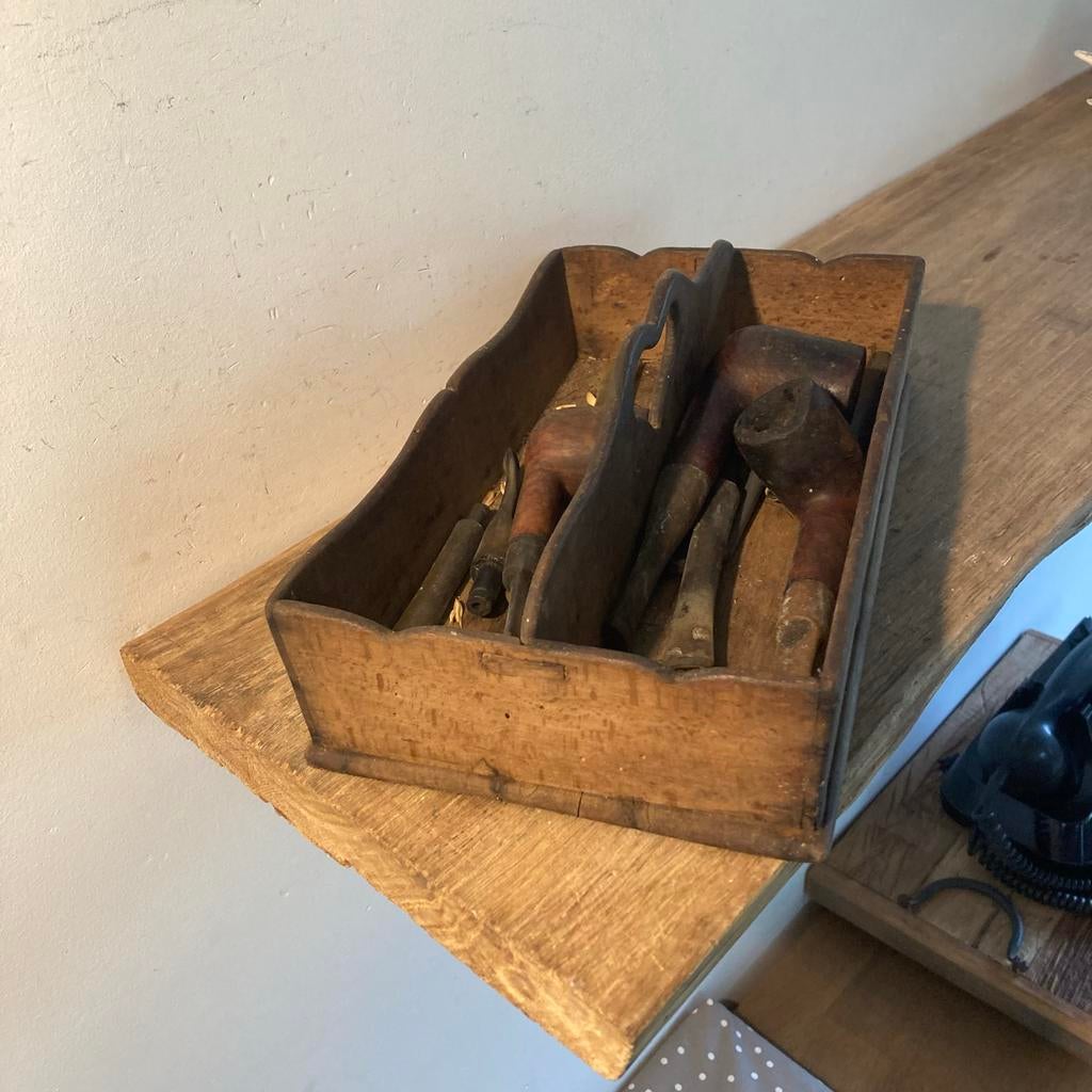 Antiek houten bakje met diverse pijpen en onderdelen, Ophalen of Verzenden