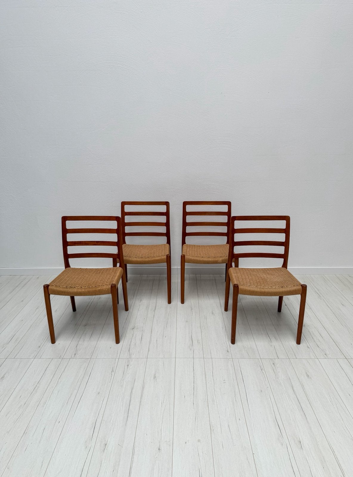 4 Vintage Deense Teak Eetkamerstoelen Niels O. Møller No. 85, Huis en Inrichting, Stoelen, Bruin, Zo goed als nieuw, Vier, Hout