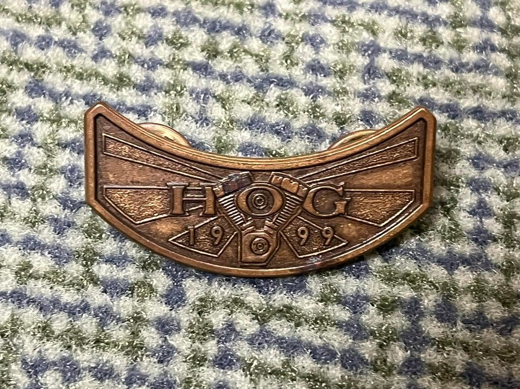 Vintage HOG (harley davidson) speld/pin 1999, Ophalen of Verzenden, Zo goed als nieuw, Overige onderwerpen, Speldje of Pin
