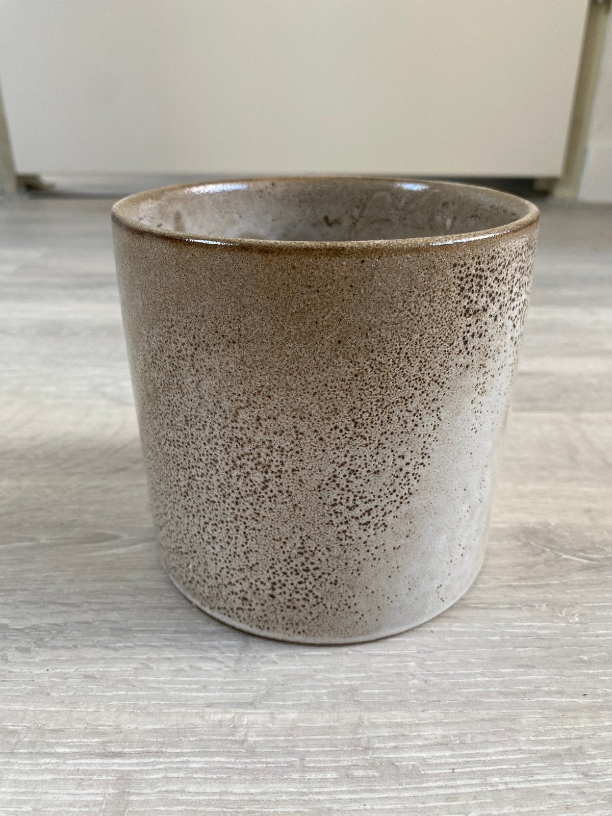Beige bruine bloempot met structuur spikkels, Rond, Ophalen of Verzenden, Zo goed als nieuw, Binnen