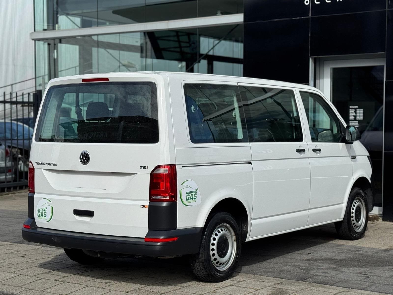 Foto 3 van Volkswagen Transporter Kombi 2.0 TSI L1H1 LPG! 9 Persoons!