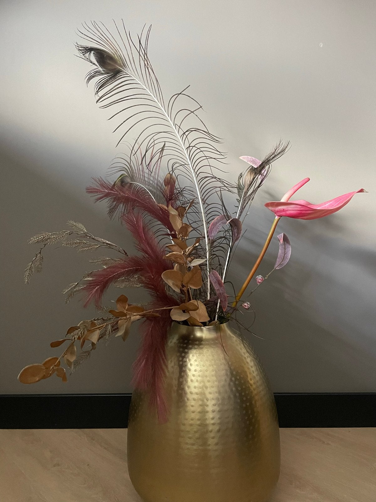 Boeket met kunstbloemen en pauwenveren, Ophalen of Verzenden, Zo goed als nieuw