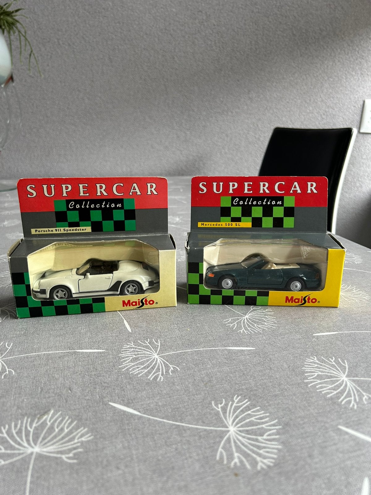 2 miniatuur auto s MERCEDES /PORSCHE, Hobby en Vrije tijd, Modelauto's | 1:24, Ophalen of Verzenden, Nieuw, Bburago