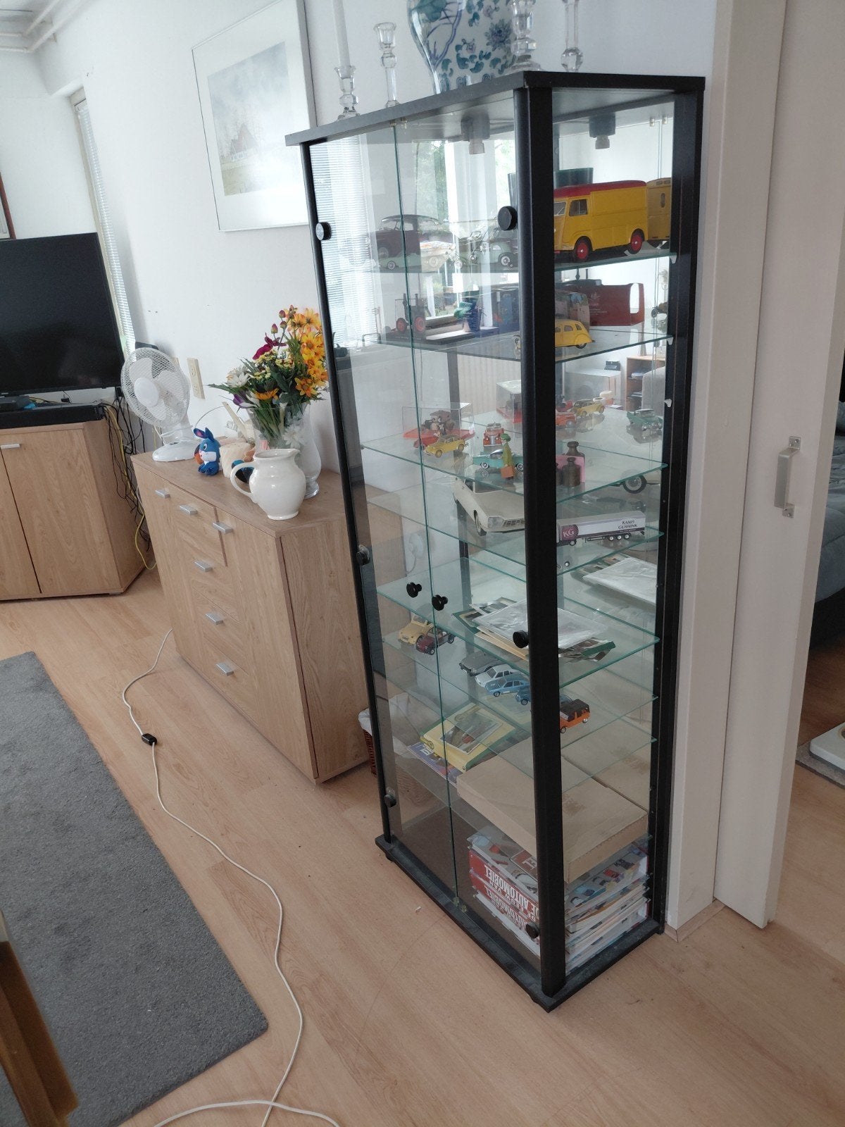 Glazen vitrinekast met verlichting - Zwart frame, Huis en Inrichting, Kasten | Vitrinekasten, Modern, Vitrine, Zo goed als nieuw
