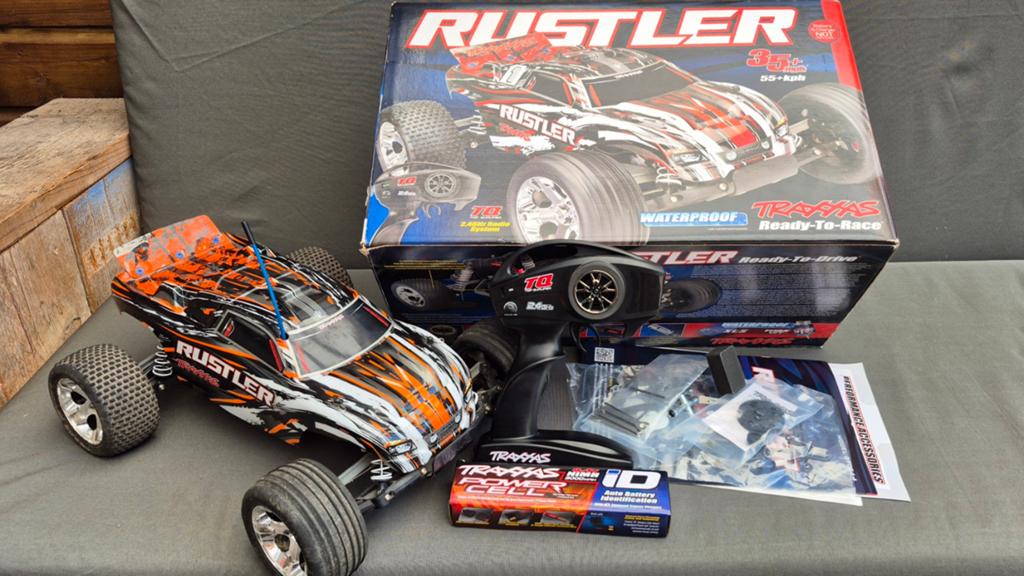 Rc auto rtr Traxxas Rustler 2wd met nieuwe nimh batterij, Hobby en Vrije tijd, Modelbouw | Radiografisch | Auto's, Ophalen, Auto offroad