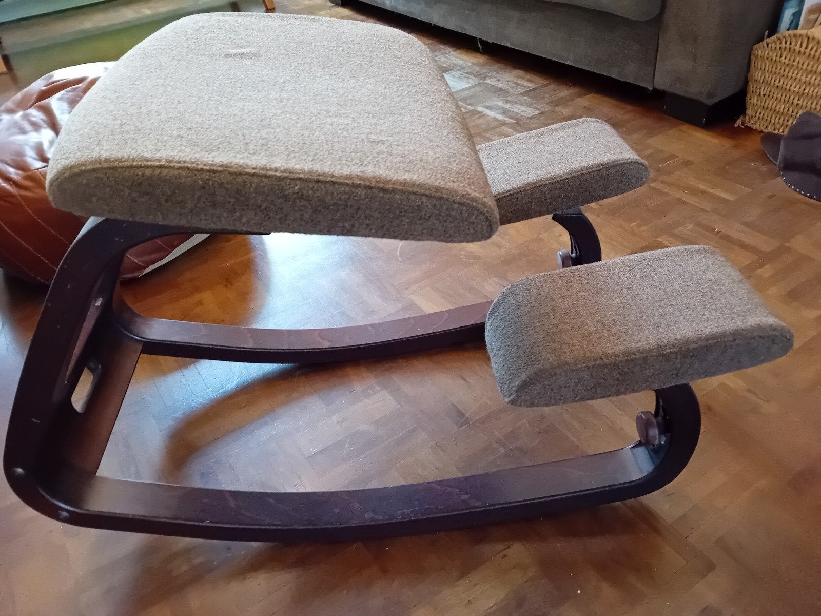 Stokke Varier ergonomische kniestoel - Notenbruin/Beige, Huis en Inrichting, Ophalen, Gebruikt, Beige, Bureaustoel