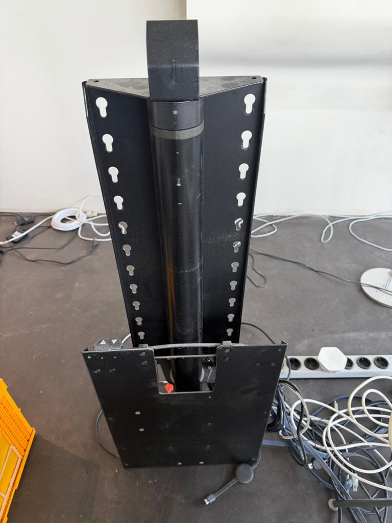 Häfele TV Lift 50kg+ met Afstandsbediening, Minder dan 50 cm, Gebruikt, 100 tot 150 cm, Ophalen of Verzenden