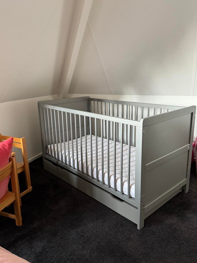 Meegroeiend ledikant en commode van Petit amelie, Kinderen en Baby's, Babywiegjes en Ledikanten, Ophalen, Zo goed als nieuw, Ledikant