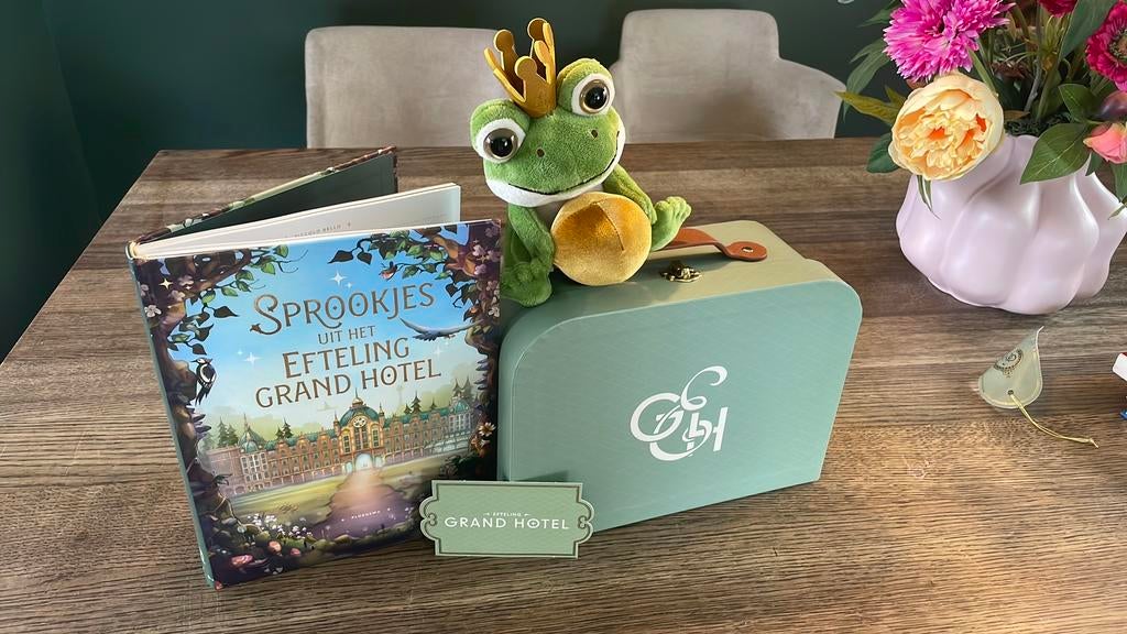 Efteling Grand Hotel boek,koffertje en kikker, Ophalen of Verzenden, Zo goed als nieuw
