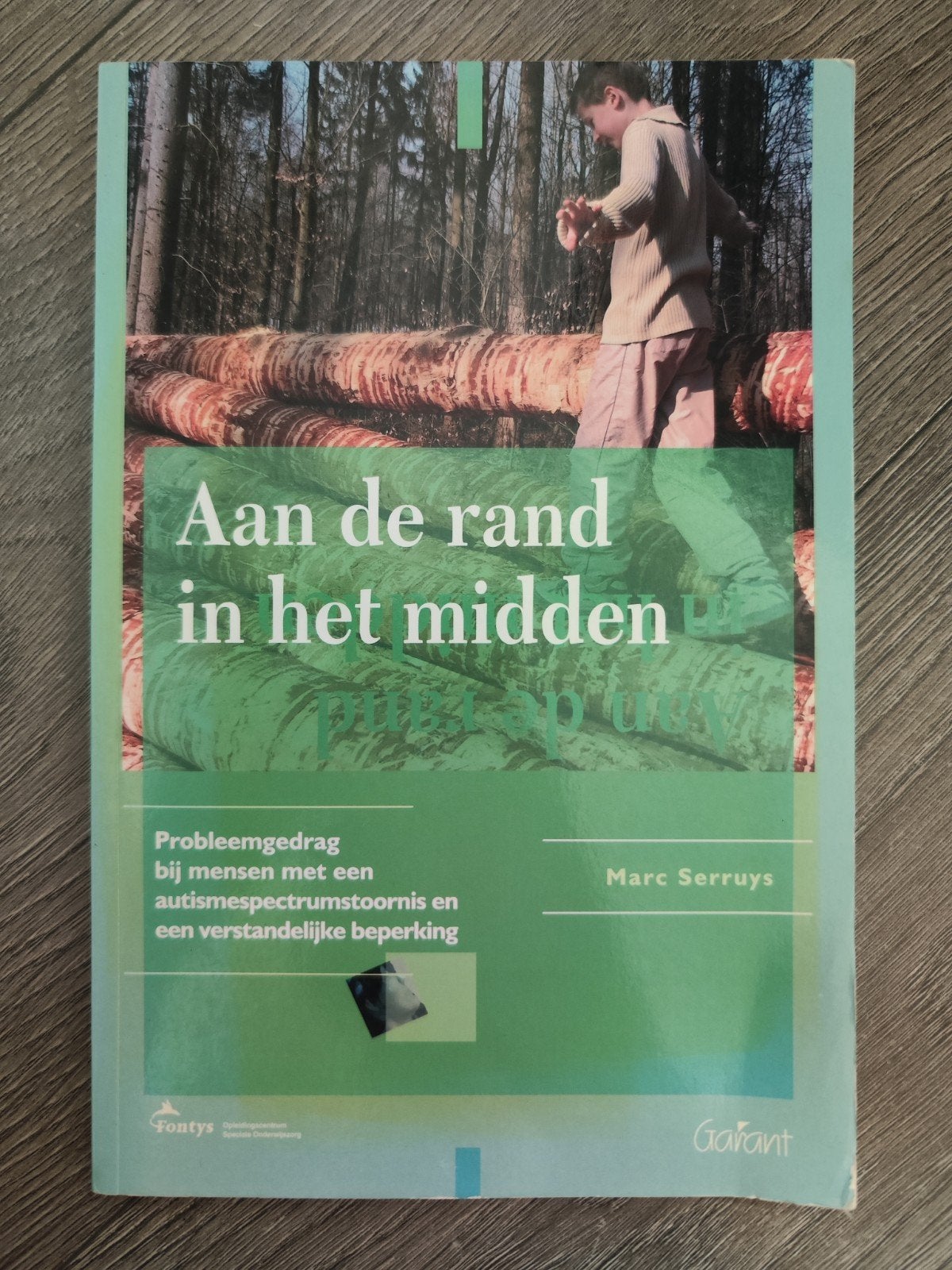 Aan de rand in het midden – Marc Serruys | Autisme, Ophalen of Verzenden, M. Serruys, Ontwikkelingspsychologie, Zo goed als nieuw