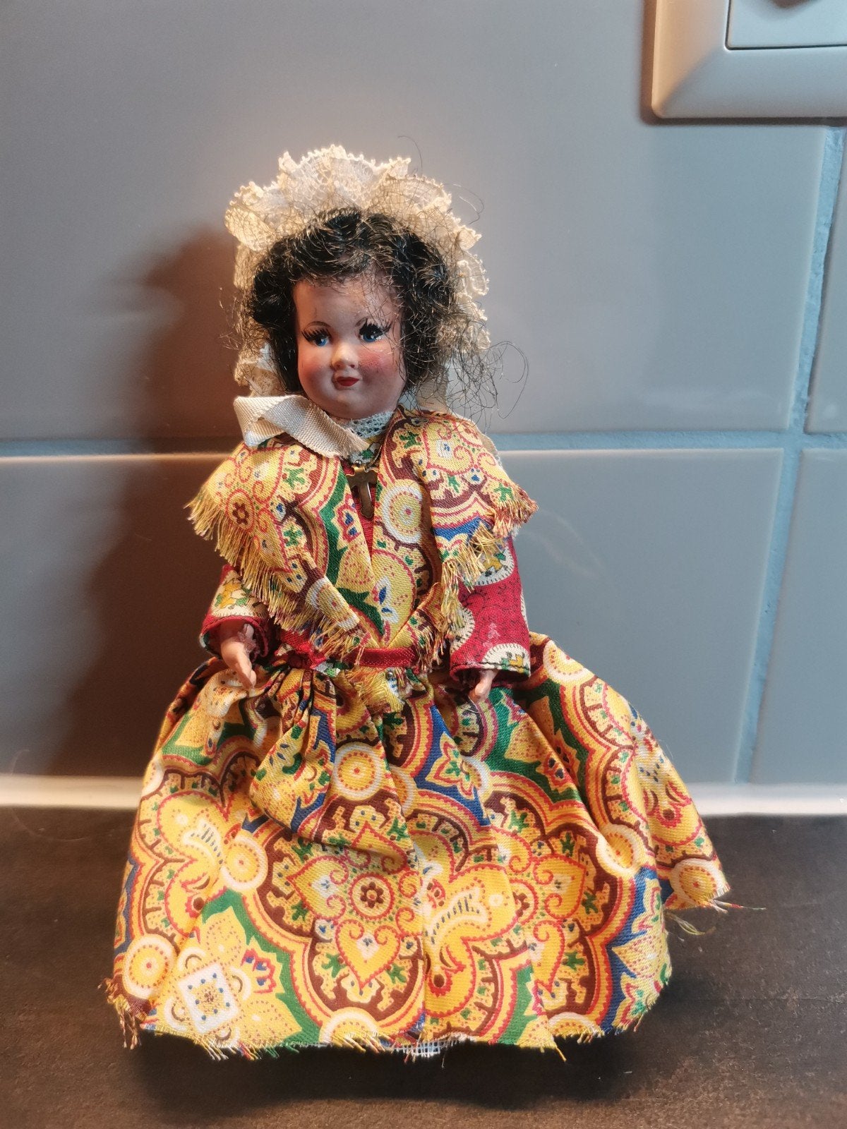 Vintage popje in traditionele klederdracht, Ophalen of Verzenden, Gebruikt, Pop