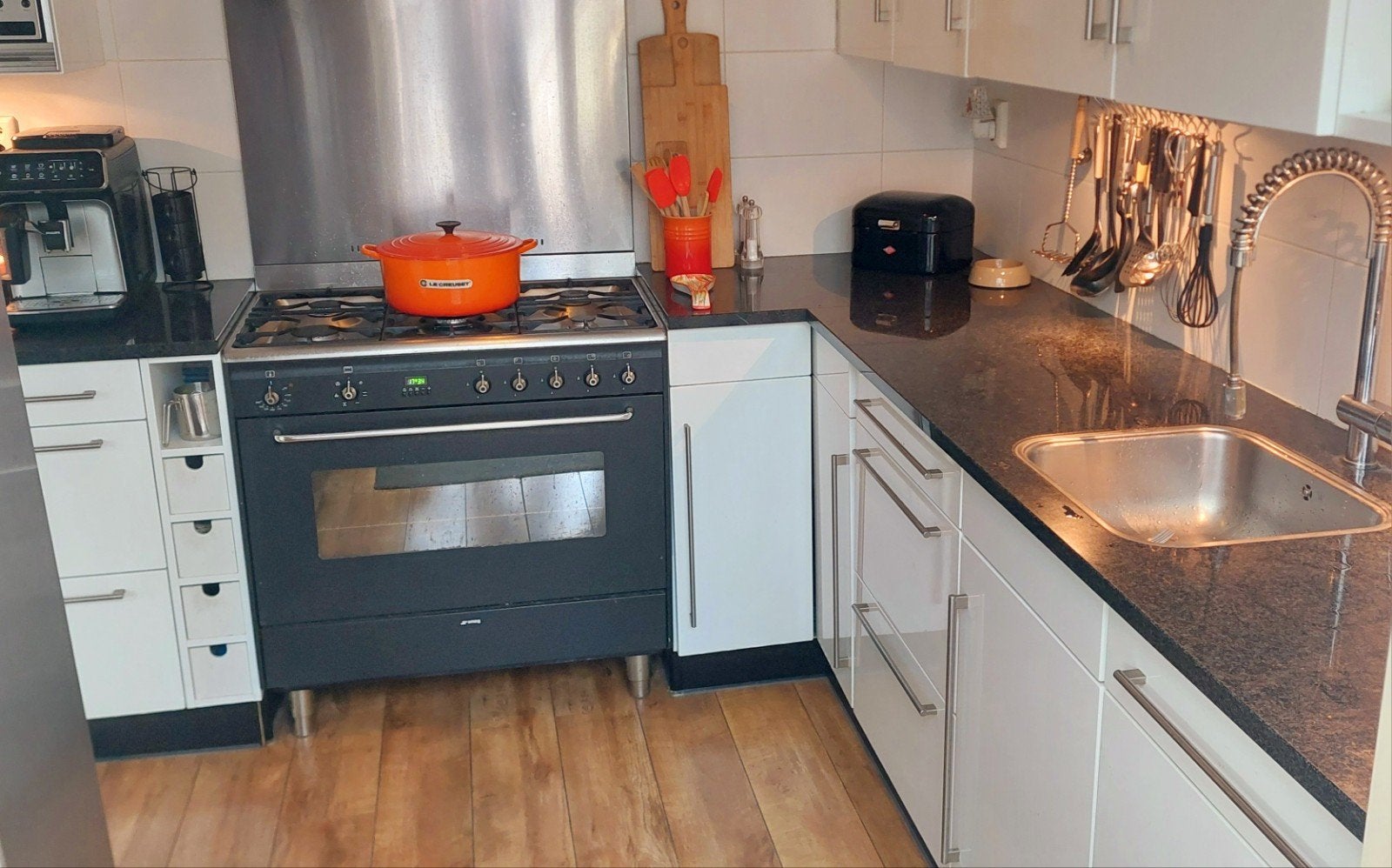 Moderne hoekkeuken met granieten blad en SMEG fornuis, Huis en Inrichting, Keuken | Complete keukens, Ophalen, Gebruikt, Wit, Hoekkeuken