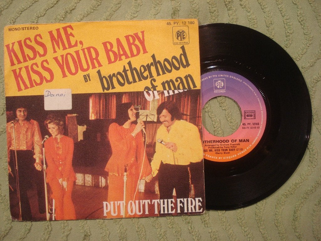 Brotherhood Of Man 7" Vinyl Single: Kiss me, kiss your baby, 7 inch, Ophalen of Verzenden, Zo goed als nieuw, Pop