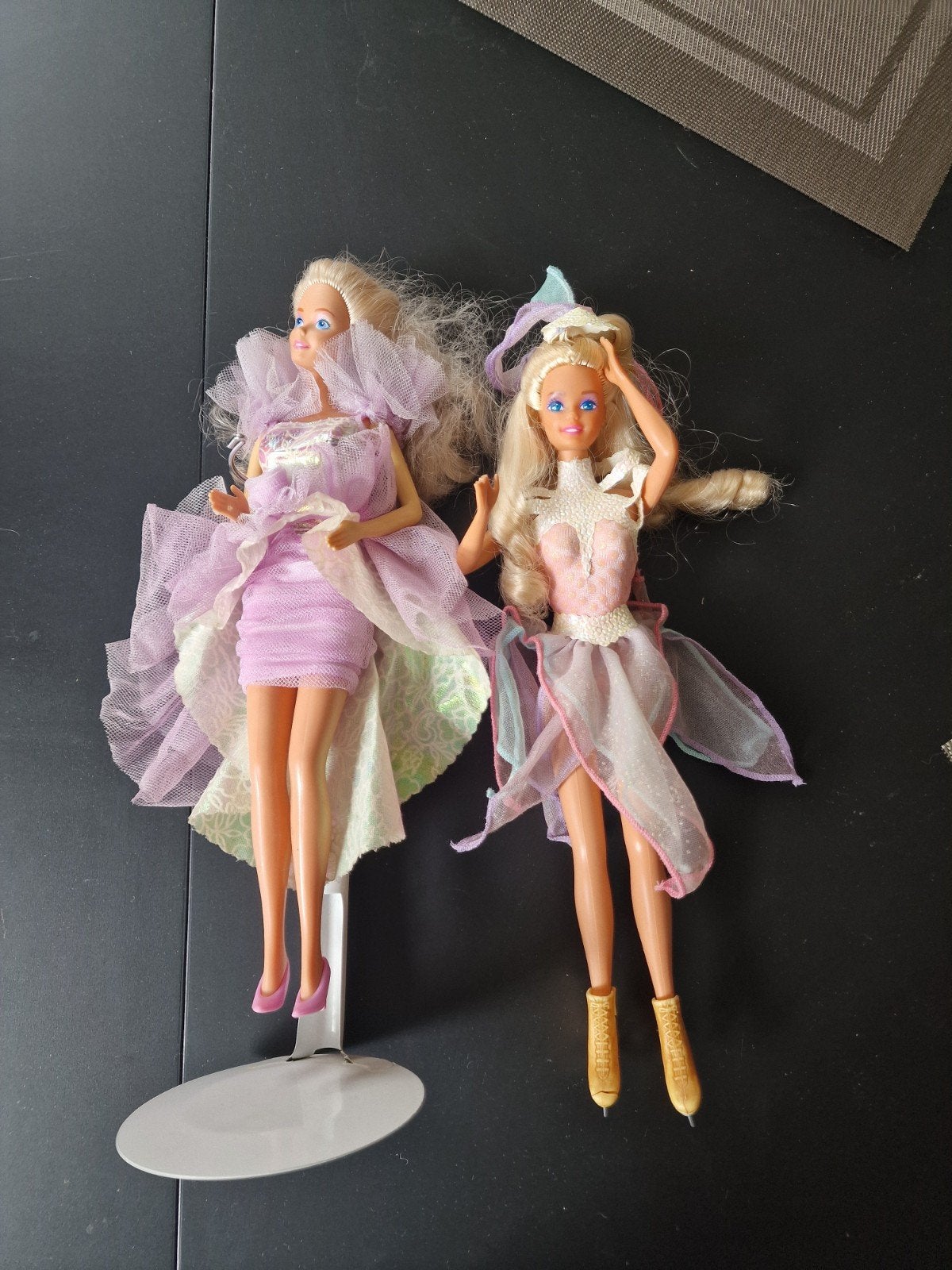 2 Barbie poppen in feestelijke outfits, Verzamelen, Verzenden, Gebruikt, Pop