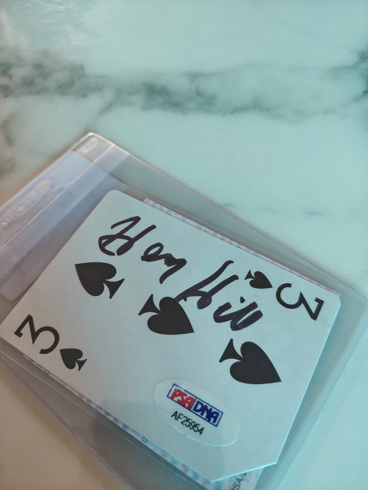 Gesigneerde pokerkaart door Henry Hill PSA / DNA, Verzamelen, Muziek, Artiesten en Beroemdheden, Ophalen of Verzenden, Boek, Tijdschrift of Artikel