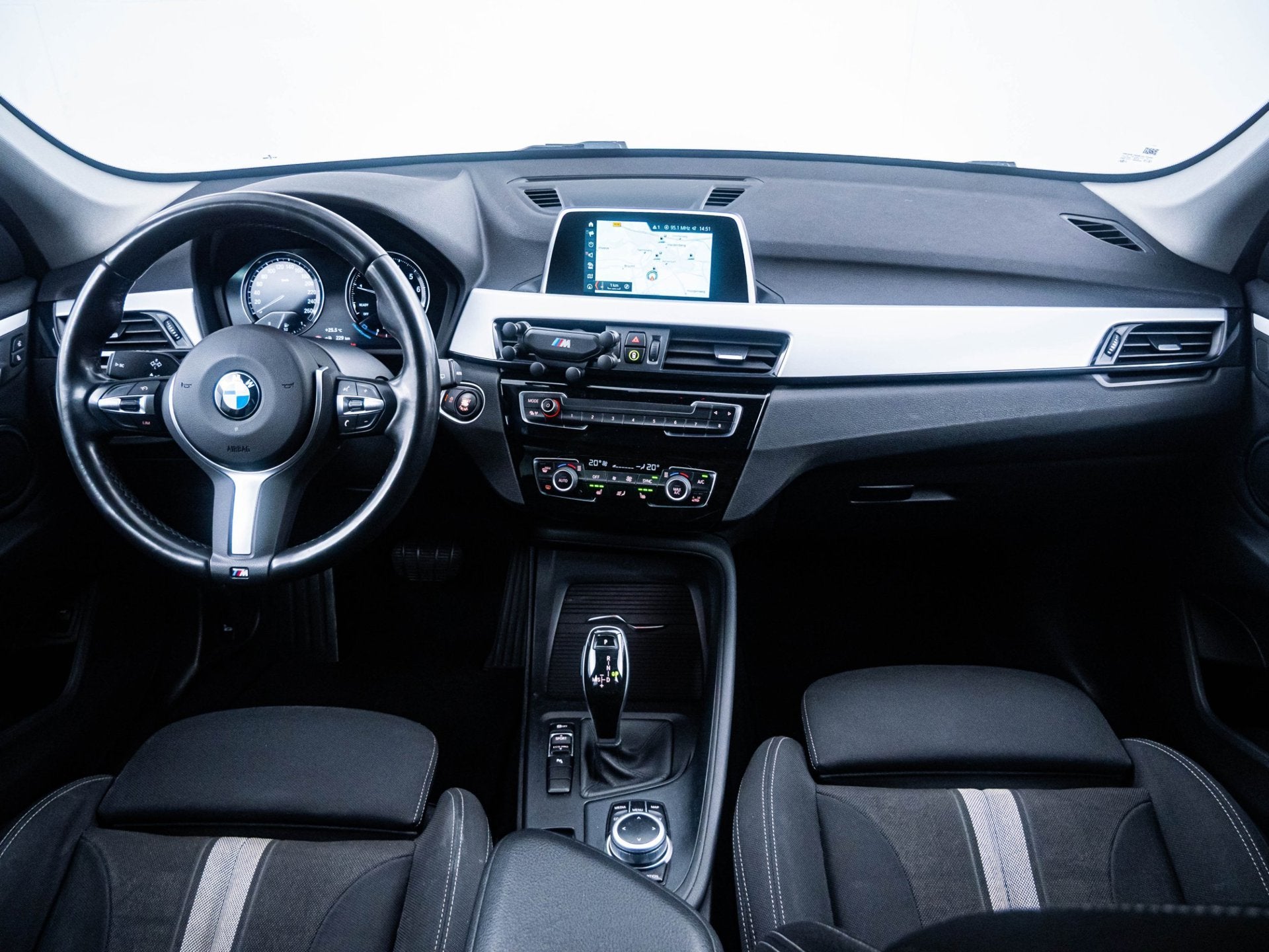 BMW X1 SDrive18i High Executive Edition PDC|Navi + Winterset, Auto's, BMW, Stof, Gebruikt, Euro 6, Wit