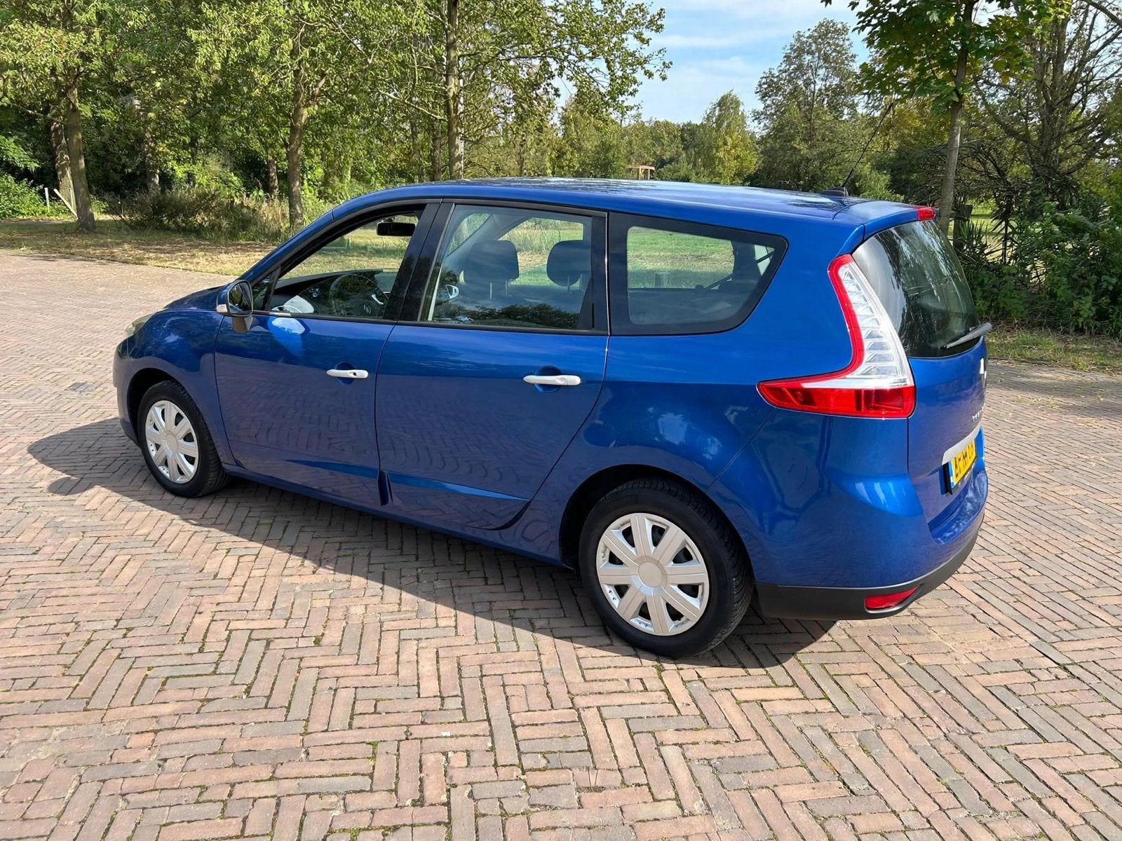 Foto 4 van Renault Grand Scenic 1.4 TCE 7P 2010 Blauw