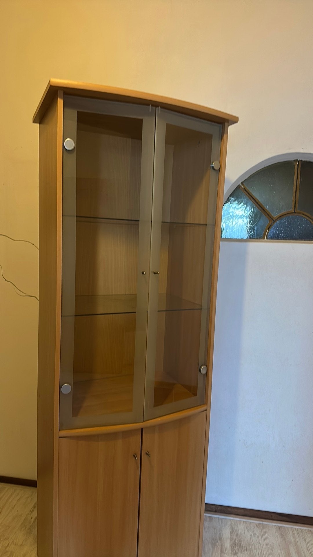 Vitrine kast met boven glazendeur en onder dichte deuren, Ophalen, 25 tot 50 cm, 50 tot 100 cm, 150 tot 200 cm