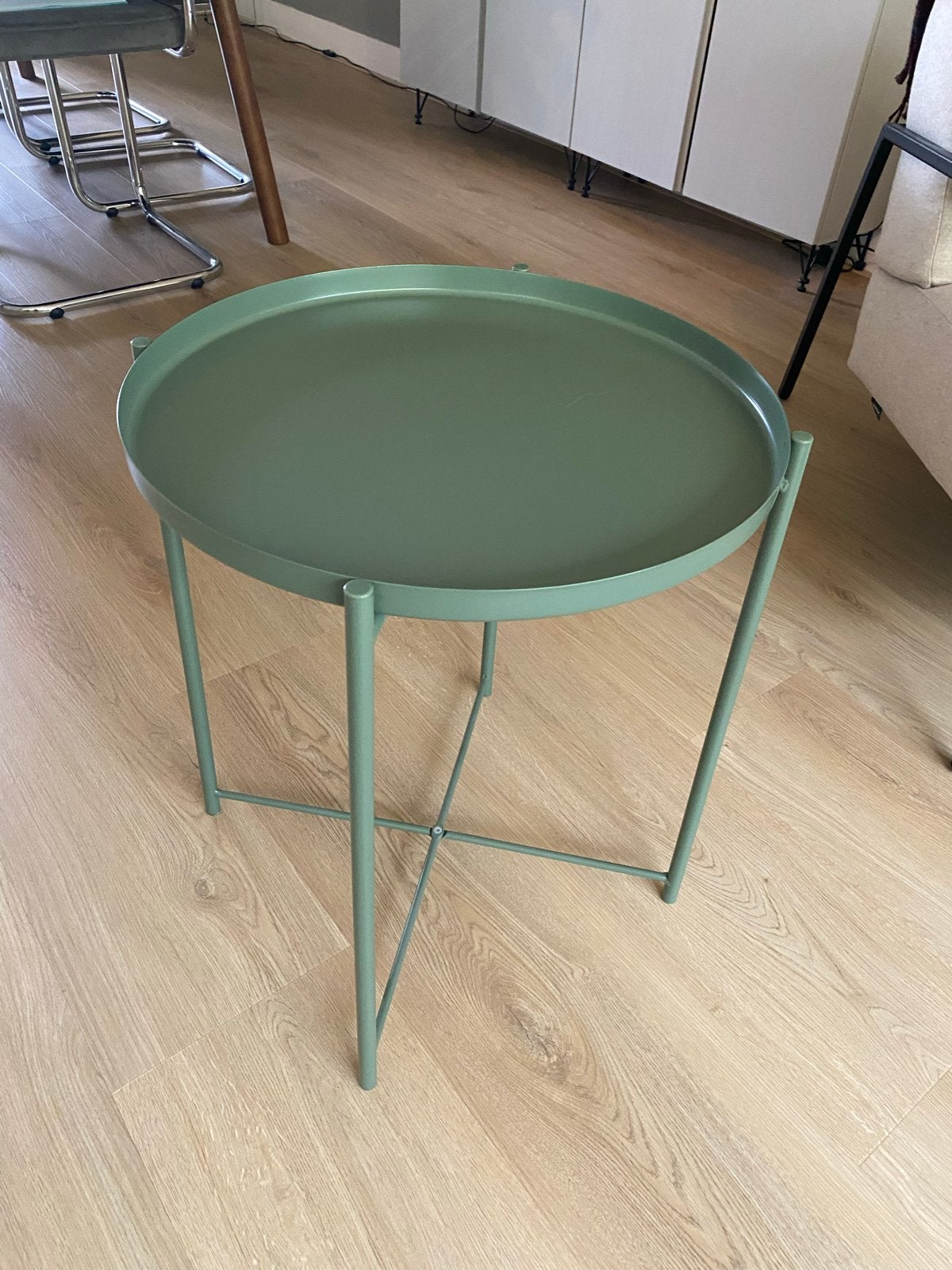 Groene bijzettafel met rond blad - Ikea Gladom, Minder dan 55 cm, Gebruikt, Metaal of Aluminium, Rond