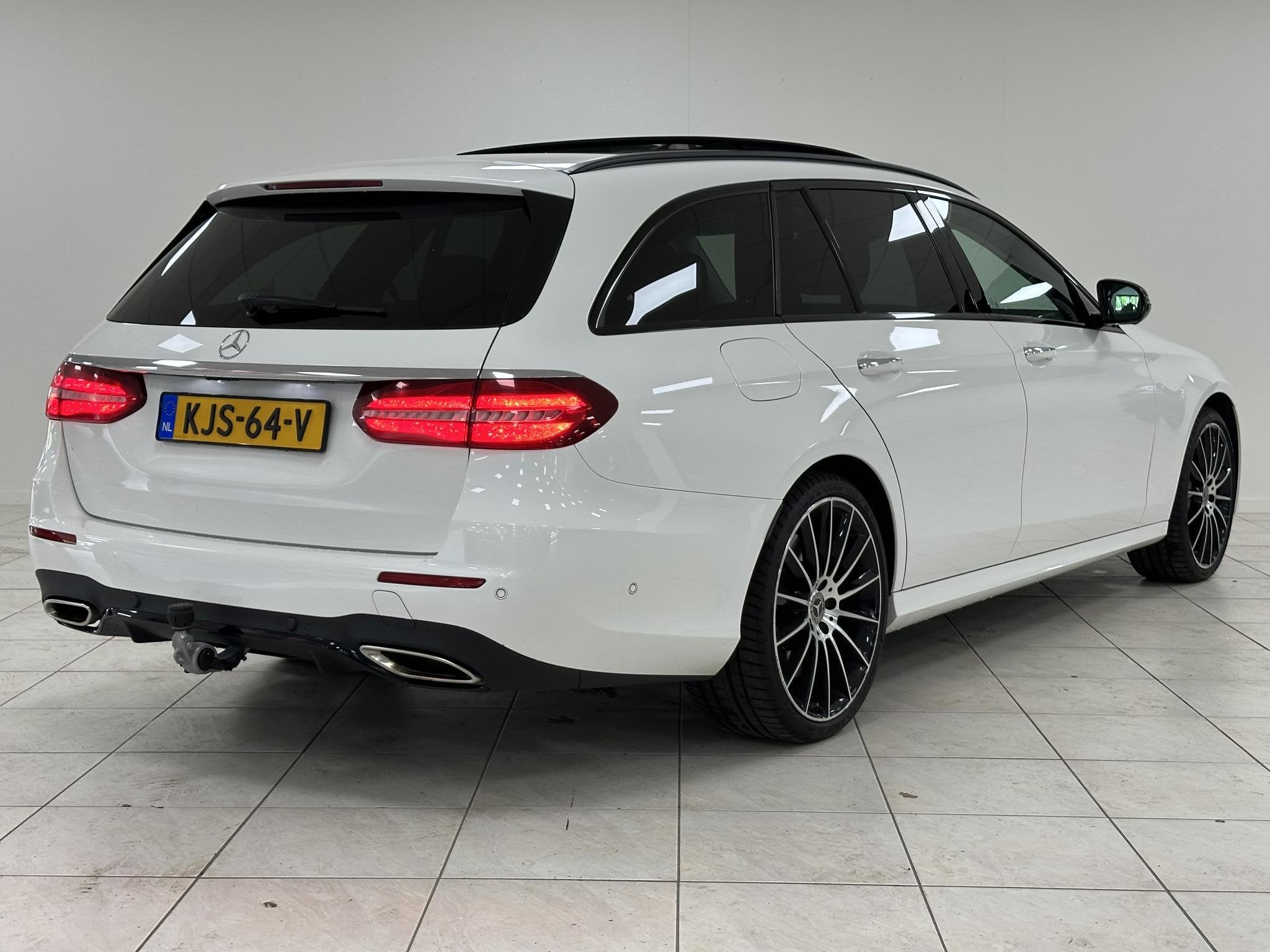 Mercedes-Benz E-klasse Estate 400 4MATIC Premium Plus ELEKTR, Auto's, Automaat, Gebruikt, Met garantie (alle), Parkeerassistent