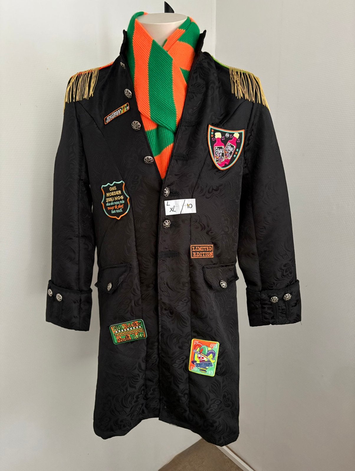 (10) Kruikenstad lange jas maat L/XL barok emblemen tilburg, Ophalen of Verzenden, Zo goed als nieuw, Maat 56/58 (XL)