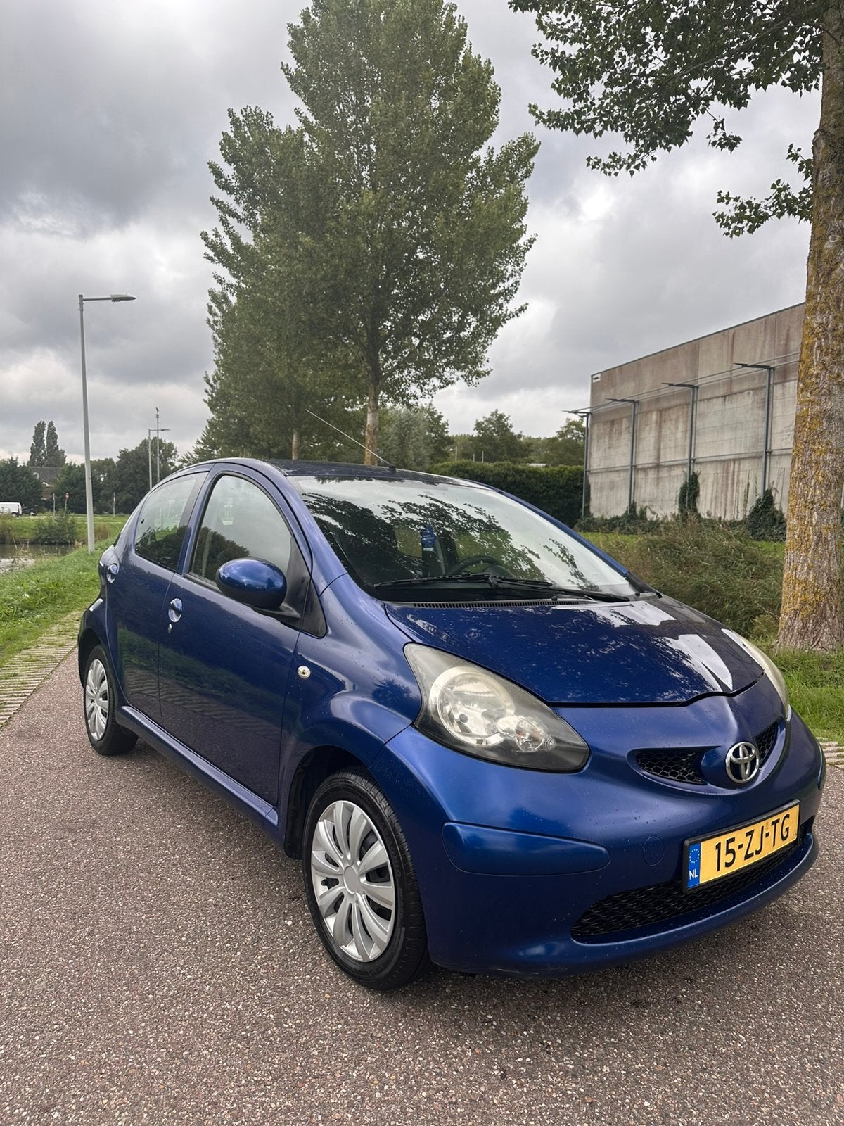 Foto 6 van Toyota Aygo 1.0 | Donker blauw | 5 Deurs | NAP | Zuinig