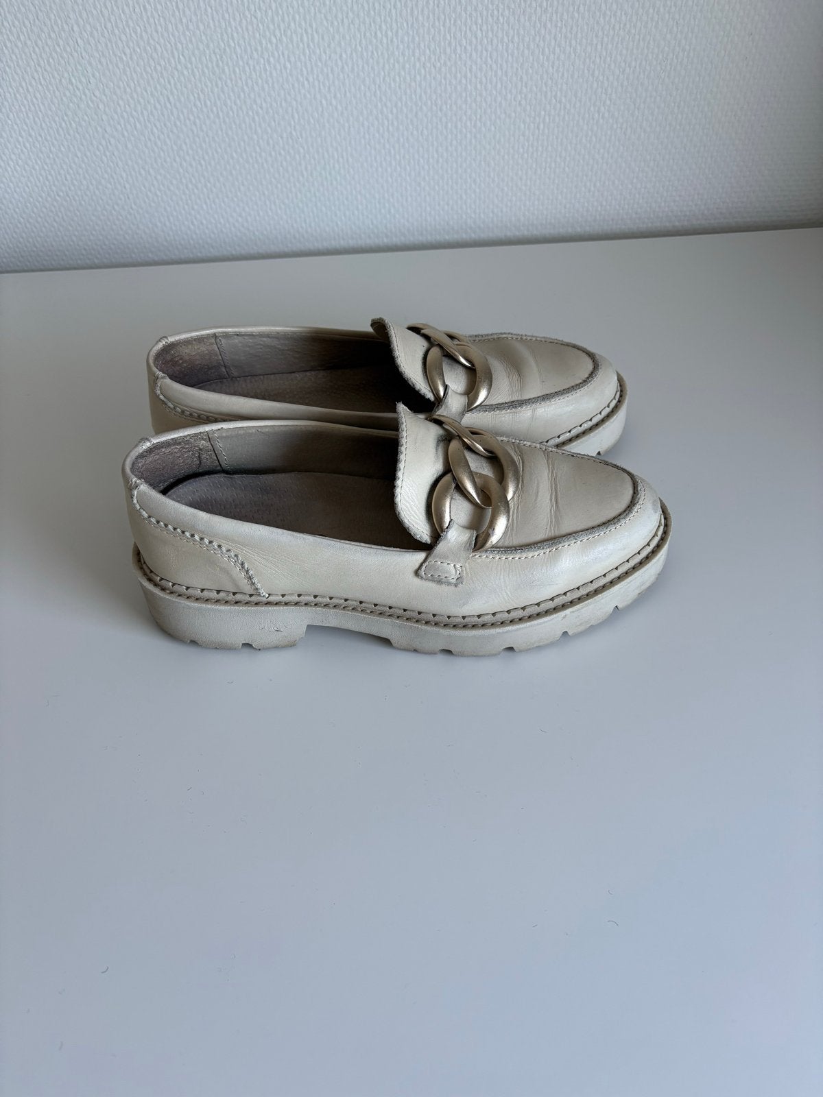 Tango Beige Crème Leren Loafers met Ketting Maat 37, Ophalen of Verzenden, Zo goed als nieuw, Instappers, Beige