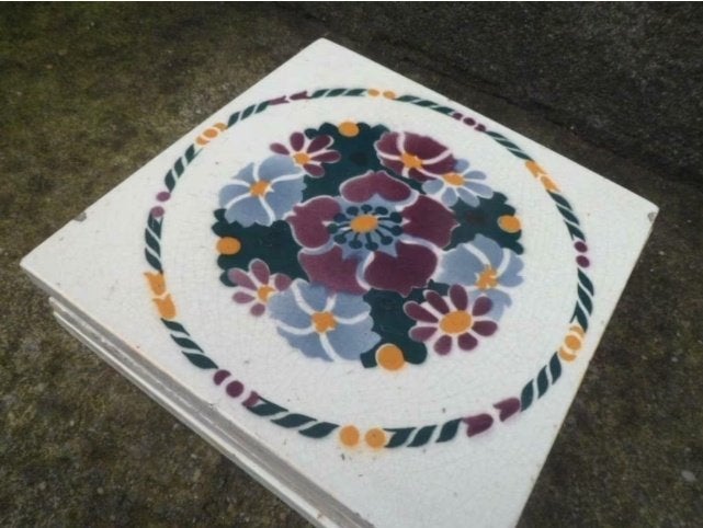 Antieke tegel 15 cm. geglazuurd polychroom wandtegel floraal, Ophalen of Verzenden