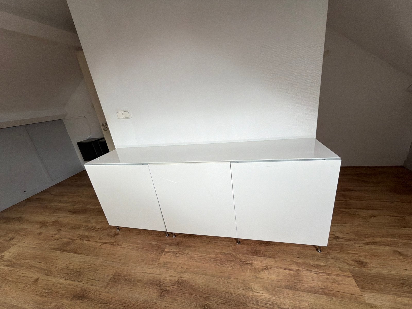Modern wit dressoir met 3 deuren, Huis en Inrichting, Kasten | Dressoirs, Ophalen, Overige materialen, 150 tot 200 cm, Zo goed als nieuw
