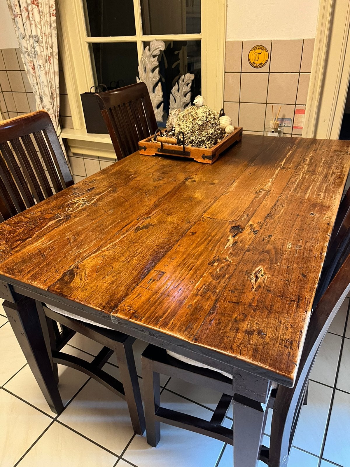 Robuuste koloniale eettafel met 4 stoelen, Huis en Inrichting, Ophalen, Gebruikt, 4 tot 6 stoelen