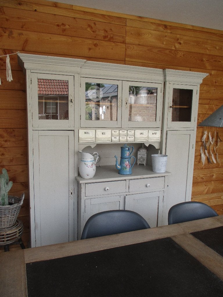 oude brocante kast met aardewerk kruiden bakjes / laatjes, Ophalen