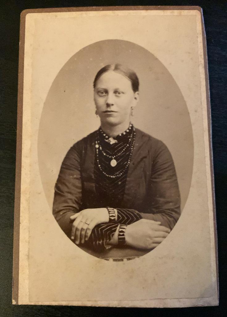 Cdv onbekende dame (Boonstoppel, Dordrecht), Verzamelen, Foto's en Prenten, Ophalen of Verzenden, Voor 1940, Zo goed als nieuw