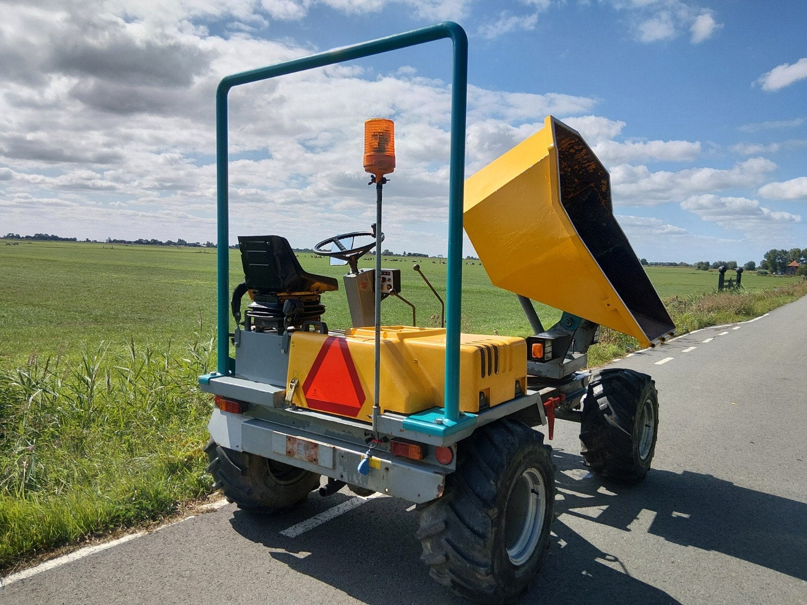 Compacte 4x4 Diesel Dumper kieper met brede Alliance banden, Ophalen, Dumper