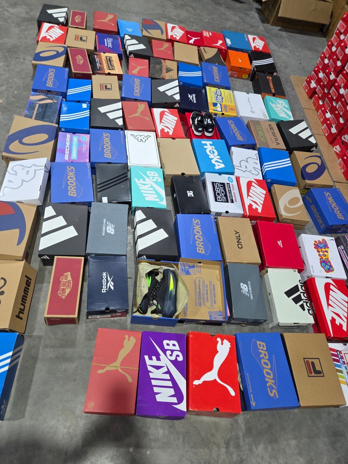 100 paar schoenen - Mix van internationale topmerken, Overige typen, Ophalen of Verzenden, Gedragen, Overige kleuren