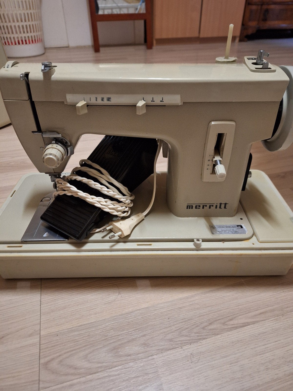 Meritt naaimachine, Ophalen