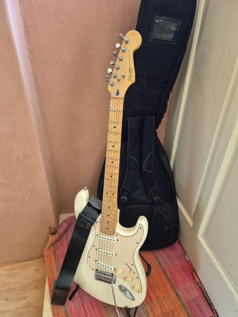 Squier by Fender Stratocaster, Muziek en Instrumenten, Ophalen, Zo goed als nieuw, Solid body, Fender