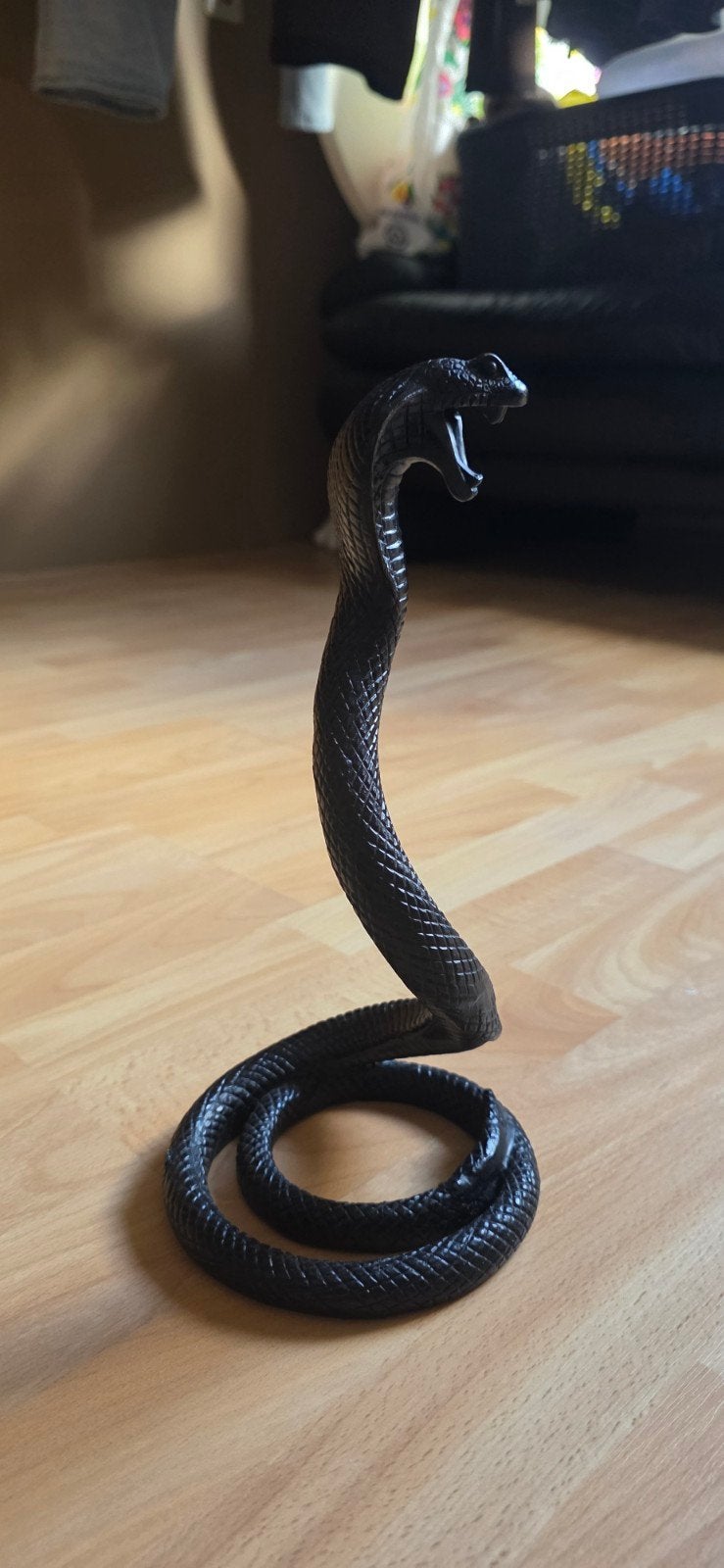 Zwarte Cobra Slang Beeldje - Houtsnijwerk, Antiek en Kunst, Ophalen, Overige onderwerpen, Handgemaakt, Beeld