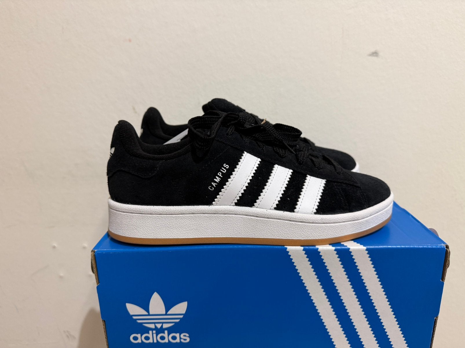 Te koop nieuwe Adidas Campus black white, Kleding | Dames, Schoenen, Postlaan 3, Zwart, Nieuw, Ophalen of Verzenden