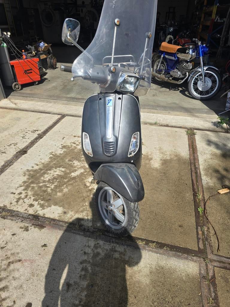 Vespa LX 25 km/u - Grijs - Met windscherm en bagagedrager, Gebruikt, Ophalen of Verzenden, Benzine, Vespa LX