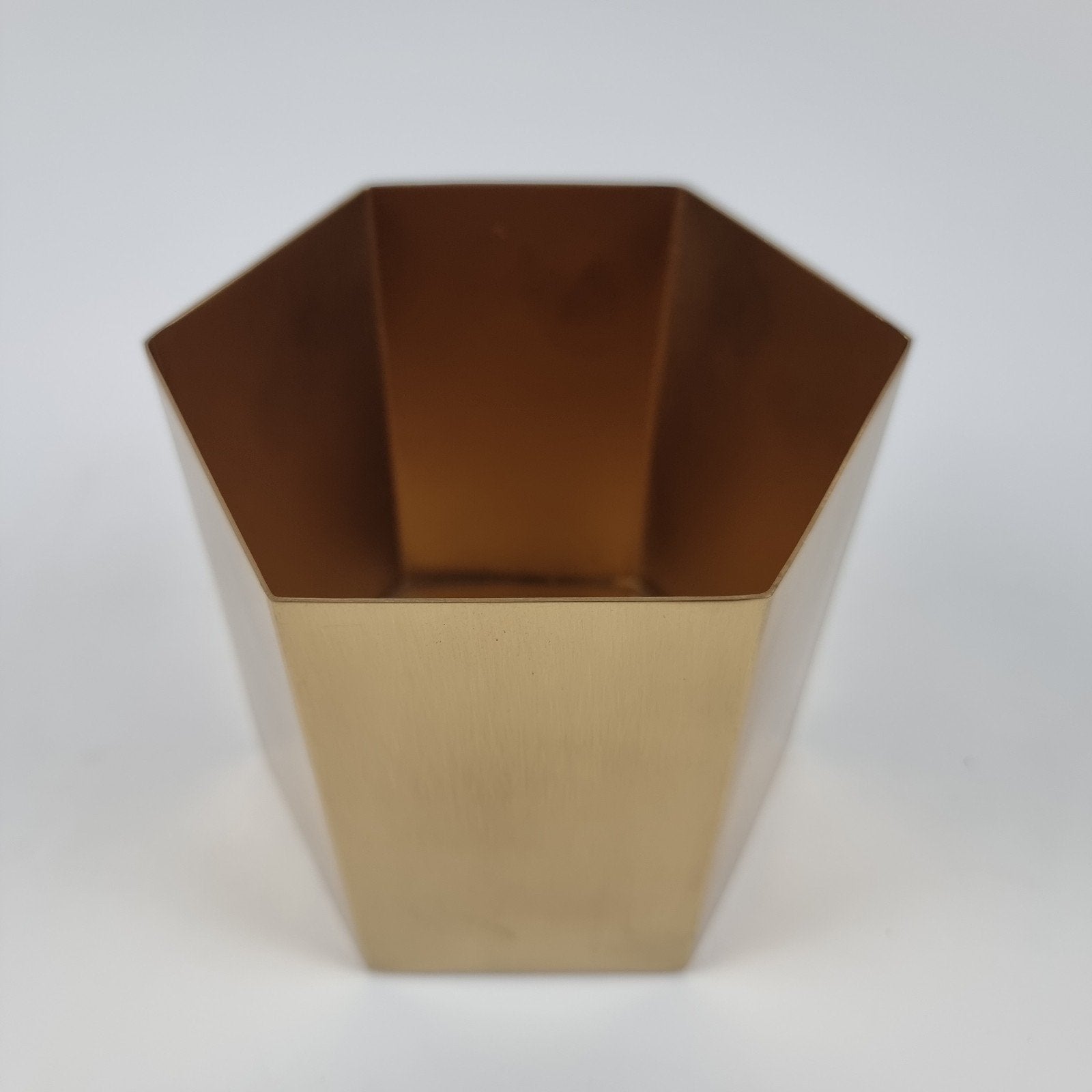 Ferm Living Brass Hexagon pot large Goud 13,5 x 12cm, Huis en Inrichting, Woonaccessoires | Vazen, Overige materialen, Nieuw, Goud