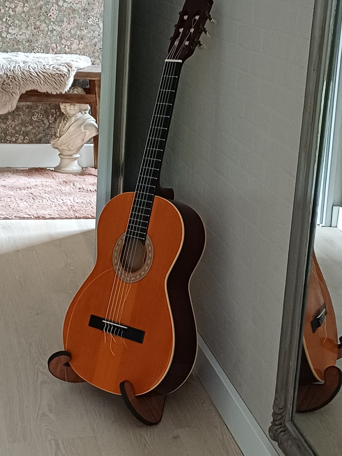 Klassieke Spaanse gitaar met standaard, Muziek en Instrumenten, Ophalen of Verzenden
